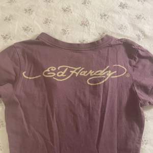 Snygg lila Ed Hardy t shirt köpt second hand men är i mycket bra skick :)