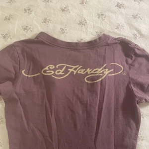 Ed Hardy topp - Snygg lila Ed Hardy t shirt köpt second hand men är i mycket bra skick :)