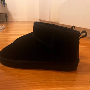 Uggs - Ett par oanvända svarta vinterskor i strl 35!