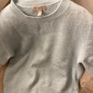 Stickad T-shirt  - Super söt stickad tröja från h&m! Sparsamt använd och är i storlek S. Är det många som är intresserade så blir det budgivning!