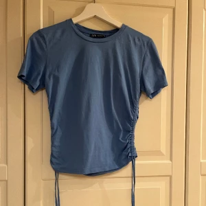 Blå topp zara - Blå topp från zara i strl M med snörningar.