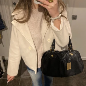 Ljus kappa  - Säljer den här kappan som jag köpte nyligen från plick då jag tyvärr inte gillade hur den satt på mig. Den är i fint skick💕bilderna är lånade 