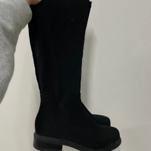 Höga boots - Boots endast använda 2 gånger. Skorna är i nyskick.