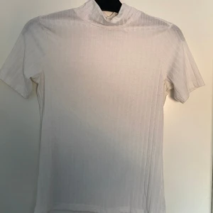 Vit polotröja - Vit polotröja, vet ej märket, bra skick, ganska genomskinlig.