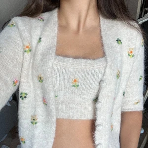 Matchande stickat sett🤍 - Stickad topp + cardigan🤍med pärlade blommor. Så fin och nyskick!! Ny pris: 500kr