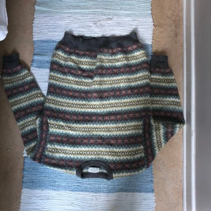 Äkta ull tröja - Skjulet vacker och unik ulltröja😍Völdigt lätt och oerhört mjukt material trots att det är 100% ull! Perfekt i skidbacken eller bara en mysig vinterdag framför brasan🩵