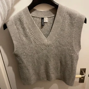 Stickad väst - Knappt använt den!