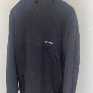 Carhartt pullover jacka - Inte mycket använd för att den är för stor. Köpt på carhartt butik i Bryssel.