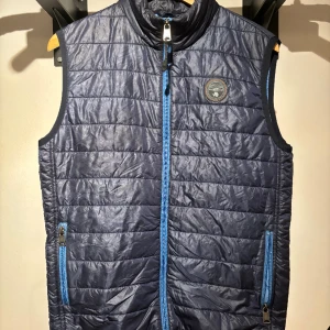 Napariji väst - En mörkblå Napariji väst, mycket fint skick och har en snygg ljusblå färg på insidan.