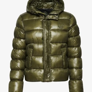 Superdry jacka❤️ - Säljer denna super snygga jacka från superdry i färgen dusty olive❤️har två små hål som är fixade❣️öppen för byten 