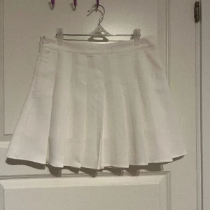 Vit tenniskjol🤍🤍 - Supersöt tenniskjol i storlek L! Bara använt 1 gång så den är i toppskick🙌🏽 Har en kortare underkjol samt dragkedja vid sidan 💓