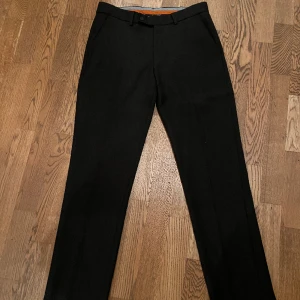 Morris byxor - Säljer nu mina Morris kostymbyxor för använder inte dom. Nypris ligger runt 2000kr och är i toppskick!💯