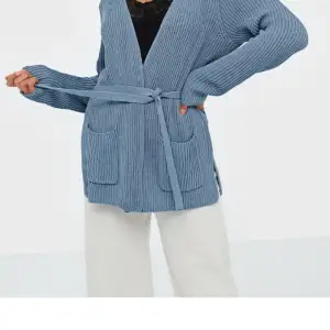 Side slit cardigan knit från Nelly❣️Jättemysig cardigan som tyvärr inte längre får plats i min garderob. Den har samma fina blåa färg som på modellen! 