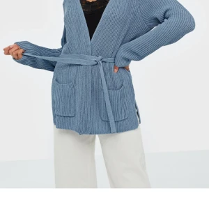 Stickad cardigan Nelly - Side slit cardigan knit från Nelly❣️Jättemysig cardigan som tyvärr inte längre får plats i min garderob. Den har samma fina blåa färg som på modellen! 