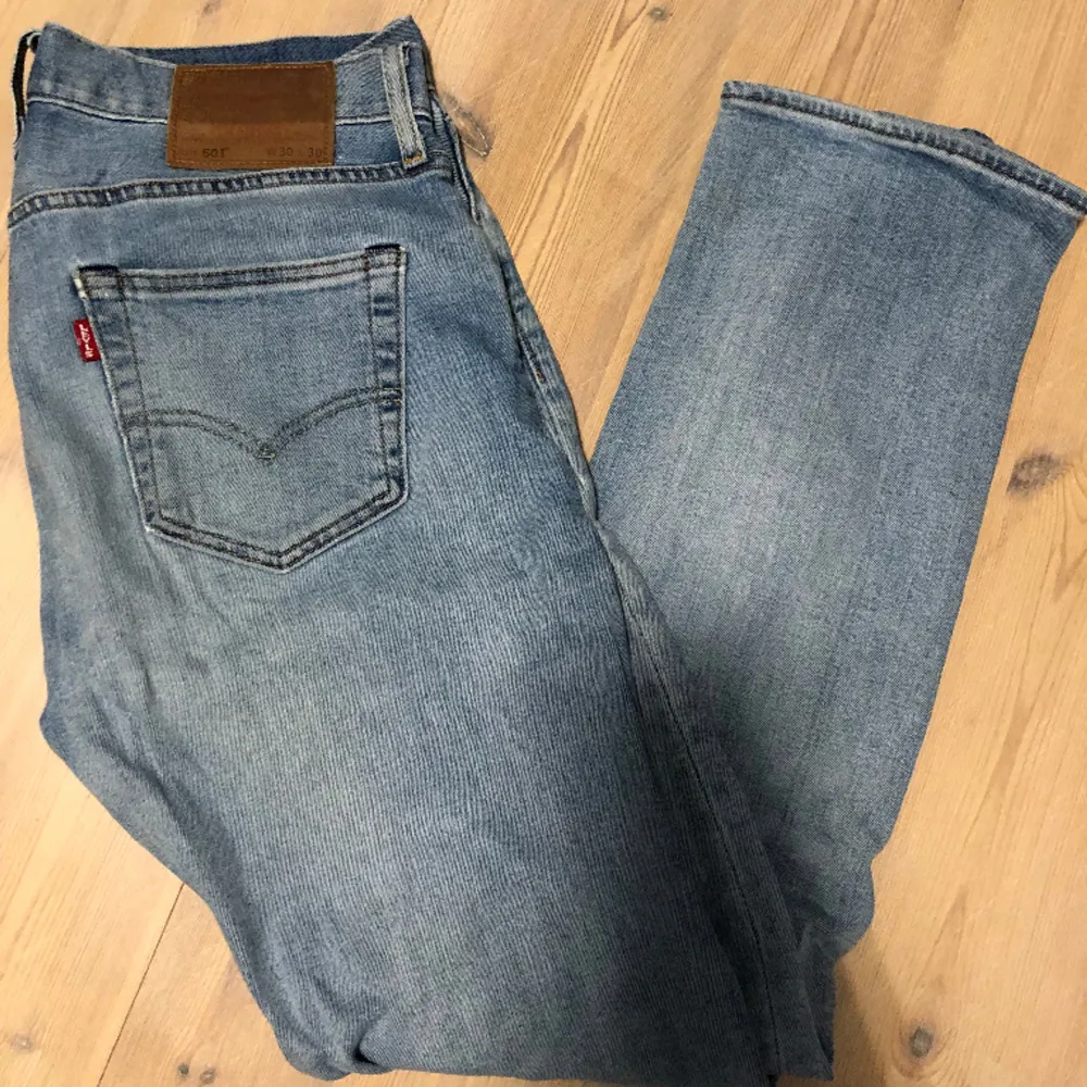 Riktigt fina Levis byxor i färgen ljusblå utan några defekter, passar perfekt på någon mellan 170-180. Jeans & Byxor.