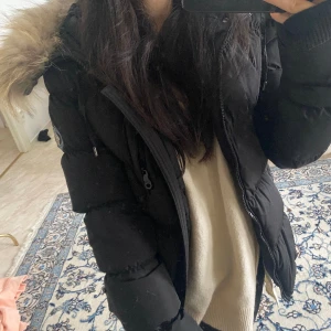 Hollies Vinterjacka - Min fina Hollies jacka som jag inte får någon använding av mer! jättevarm jacka ( äkta päls ) och fickor med dragkedjor❄️❄️🤍en av knipsarna där man sätter in pälsen är dock lite trasig, därav priset! 