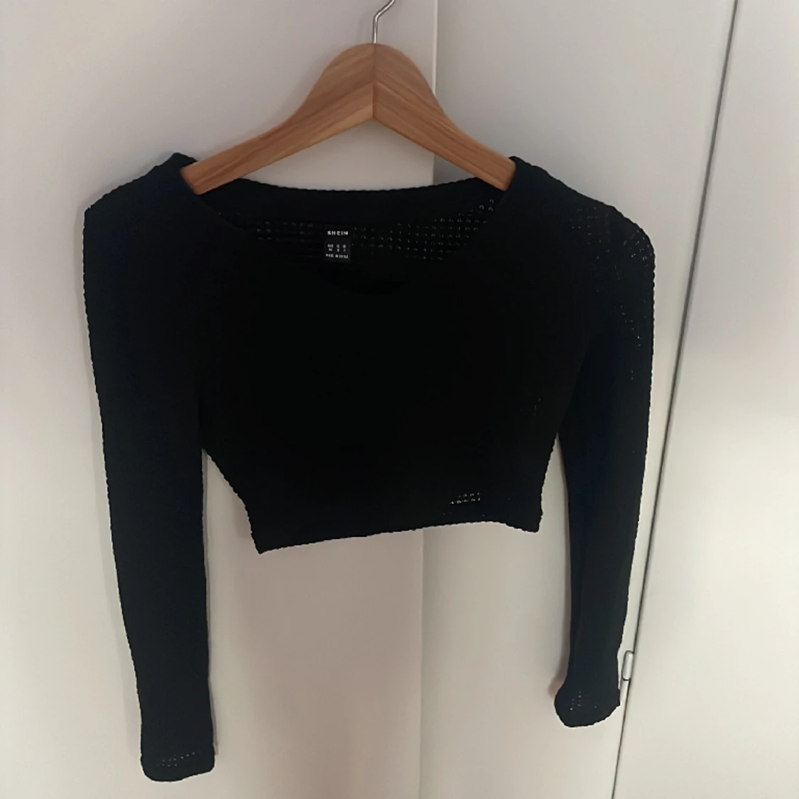 Svart croppad nättröja