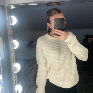 Vit stickad tröja - Säljer denna nästan oanvända stickade tröja från Lager 157 då den aldrig kommer till användning🤍pris går alltid att diskutera☺️