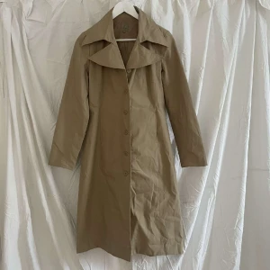 Trenchcoat - Vintage trenchcoat i strl S (funkar som M). Perfekt skick!
