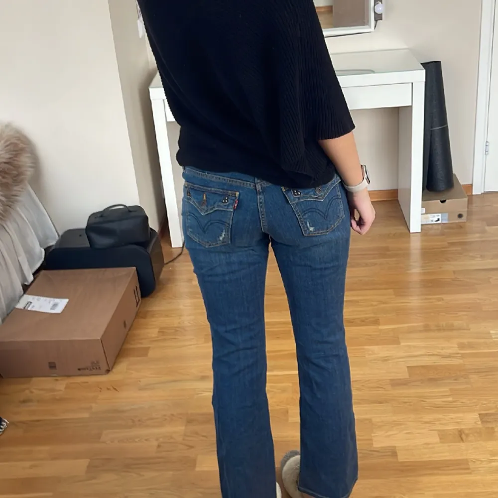 Så snygga jeans från Levis som tyvärr är för korta och för små för mig (jag är 177cm). Midjemått: 78cm Innerben: 74cm. Jeans & Byxor.
