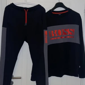 Hugo boss dress sällsynt - Säljer en väldigt sällsynt Hugo boss dress som inte så många har inte använt den så mycket och behöver pengar köpte den för 2700 från zalando säljer för 2400-2300 för att jag inte använder den som sagt finns den inte nånstans för sällsynt Qrkod finns