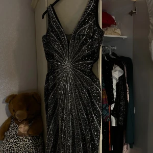 SVART Balklänning - Super elegant svart lång balklänning, skräddarsydd, använd endast en gång i typ 4h, med olika sorters stenar o paljetter (se bild) 