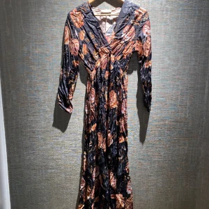 Klänning | STANK - En jättefin mönstrad långklänning från märket STANK i storlek L. Skulle dock säga att den även passar m/s. Klänningen är väldigt luftig och flowy, perfekt för sommaren. Pris kan diskuteras. Pris kan diskuteras. Skriv privat till mer bilder och info.