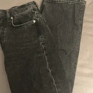 Säljer dessa jeans, kommer inte till andvändning💗( skriv för mer bilder)