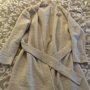 Morgonrock - Säljer nu min mysiga beiga morgonrock✨Extremt mysig men har för många morgonrockar hehe…Jätte jätte mysigt å gosigt material! Säljer för 200kr