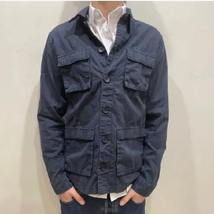 Overshirt Balzac Projects - Hej! Säljer nu min jacka från märket Balzac Projects storlek S i fint skick. Modellen på bilden är 180cm lång och väger 80kg. Tveka inte på att höra av dig om du har några frågor eller funderingar kring varan!