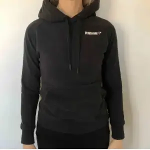 Svart hoodie från gymshark i storlek xs, knappt använd 