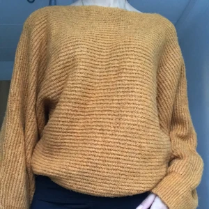 Stickad tröja  - Stickad tröja. I bra skick. Passar mig som har Xs. Säg till för fler bilder eller pris 😊