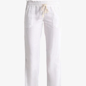 SUPER SNYGGA  ROXY PANTS - Jag säljer mina super snygga Roxy linnebyxor som tyvärr inte kommer till användning, pågrund av för liten storlek. De är i bra skick och i storlek L men passar M också.  Hör av er vid frågor eller om det önskas fler bilder!💓🥰pris kan diskuteras 