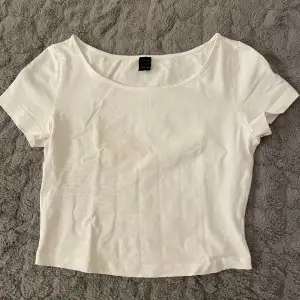 Vit T-shirt från shein. Inte använts mycket, legat i garderoben. 