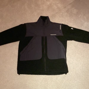 Peak Performance Fleece - Peak Performance fleece, storlek XL. Använd endast ett par gånger, alltså är den i jättefint skick. Perfekt till att ha i skolan, till vardagen samt vinteraktiviteter. 