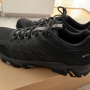 Asics Vinterskor - Säljer nu mina helt oanvända Asics vinterskor.  Storlek 44.5.  Nypris är 2000kr Skorna är helt vattentäta (gortex) och har värme/fleece på insidan. Skorna har också bra grepp på sulan då du inte kommer att halka på is. Skriv för fler bilder.