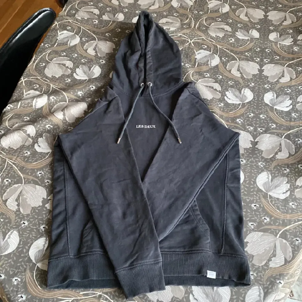 En fet hoodie, köptes in för 989, mitt pris 99! Den ser skrynklig ut för den inte är struken. Hör av dig om du undrar något!. Hoodies.