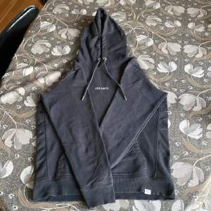 En fet hoodie, köptes in för 989, mitt pris 99! Den ser skrynklig ut för den inte är struken. Hör av dig om du undrar något!