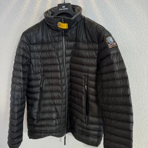 Parajumper Jacka - Fin helsvart Parajumper Arthur Jacka med dun.  Daytripper modell passar både vår, höst samt mildare vinter.  Knappt använd vilket syns!  Storlek XXL men mer åt XL och Large i verklig storlek.  En jacka som passar till det mesta! 