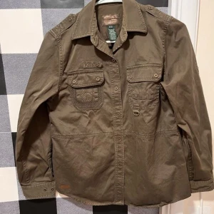 Tunnjacka  - Tunnjacka/skjorta som inte kommer till användning längre. Första bilden är lånad. 