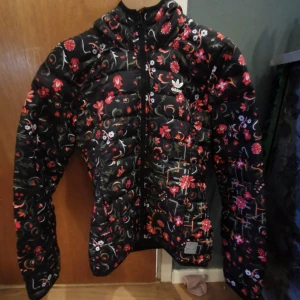 ADIDAS mochsow Padder  - En jacka från Adidas med Moscow patter i jättefint skick storleken är 36 jackan har även huva