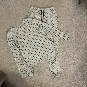 Ett pyjamas sett med både byxor och tröja. Från Cubus storlek S