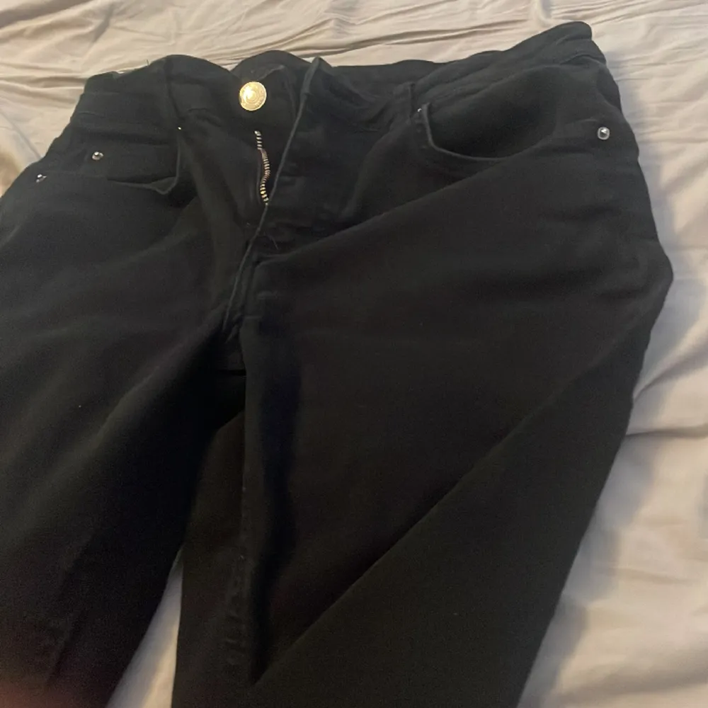 Snygga svarta jeans med utsvängda ben där nere! Användes bara 1-2 ggr och så skönt matrial!. Jeans & Byxor.