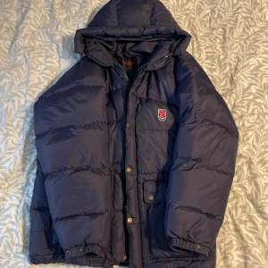 Fjäl Räven Expedition Down  - Fjäll Räven Storlek: L Skick: 8/10 ✅ Navy blå  Buda gärna! 