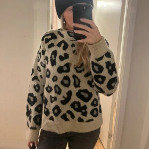 Stickad Tröja  - Säljer denna snygga stickade från vero moda! Då jag inte använder den längre😊