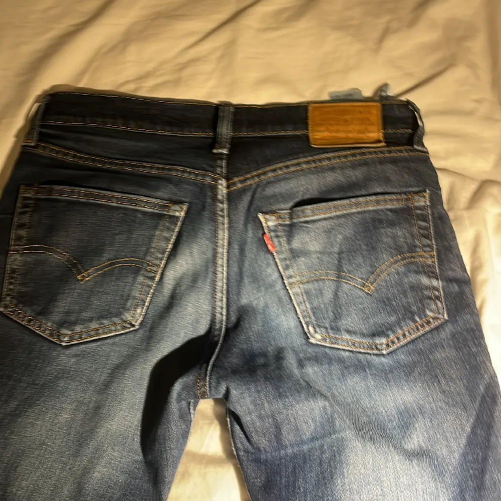 Sköna jeans från Levis i ljusblått . Jeans & Byxor.