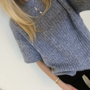 Stickad tshirt  - Helt sjukt fin stickad tshirt frpn h&m, köpt för väldigt länge sedan så finns inte kvar att köpa i butik❤️ sparsamt använd så den är i bra skick❤️