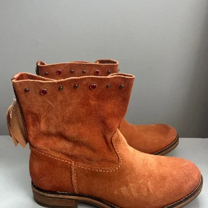 Boots - Boots i mocka från Koah. Oanvända och lappen kvar. Riktigt fina designskor, nypris ca 2000:- men köpte på chans på utförsäljning för 500:- men de var för små. 