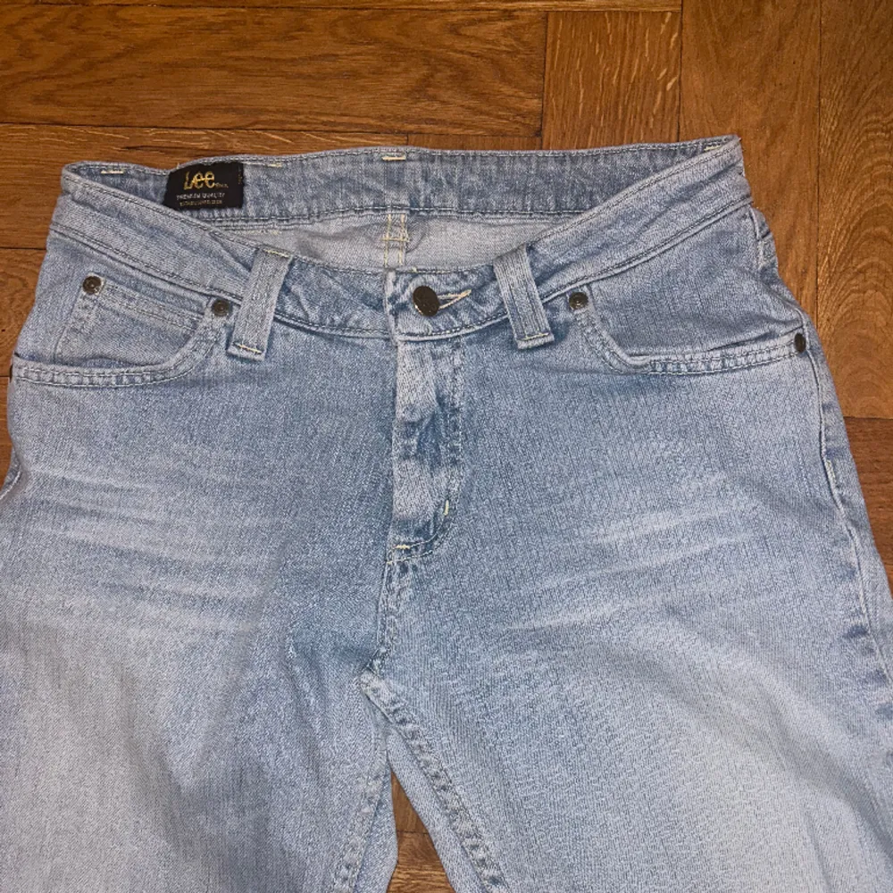 Ljusblåa jeans i storlek 38 inneben längd: 82. För stora för mig . Jeans & Byxor.