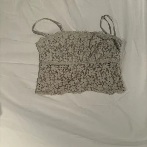 Grön bralette - Sage bralette med blommig spets och justerbara band. Från H&M i storlek 38.